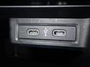 エアコンパネル下には小物入れとUSB差込口付です。スマートフォンなどの充電にお使いください