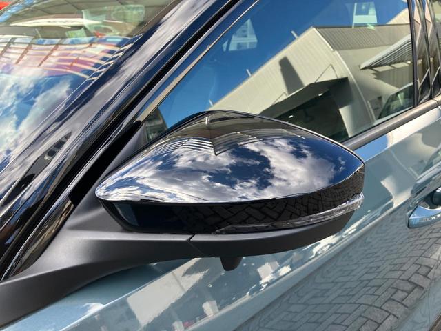 ���F���̍����T�C�h�~���[�B��C��R���l������Ă���܂��B