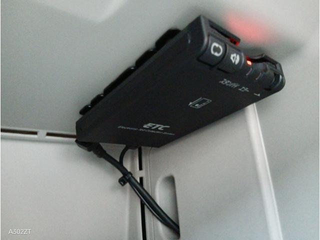 リーフ Ｘ　１０セグ　禁煙車　クルコン　ＥＴＣ　純正ナビ　フルセグ　バックカメラ　Ｂｌｕｅｔｏｏｔｈ　シートヒーター　ＬＥＤヘッド　前フォグ　オートライト　ドアバイザー　スマートキー　ＰＵＳＨスタート　純正アルミ（6枚目）