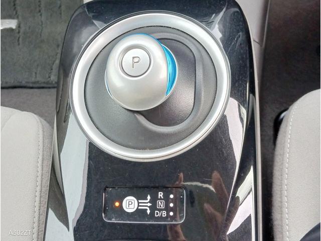 リーフ Ｘ　１０セグ　禁煙車　クルコン　ＥＴＣ　純正ナビ　フルセグ　バックカメラ　Ｂｌｕｅｔｏｏｔｈ　シートヒーター　ＬＥＤヘッド　前フォグ　オートライト　ドアバイザー　スマートキー　ＰＵＳＨスタート　純正アルミ（28枚目）