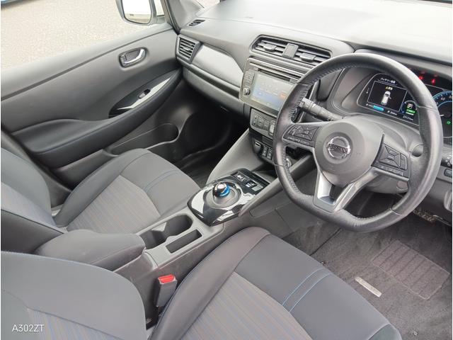 リーフ Ｘ　Ｃａｒｐｌａｙ　障害物センサー　純正ナビ　フルセグ　Ｂカメ　Ｂｌｕｅｔｏｏｔｈ　ＵＳＢ　ＥＴＣ　シートヒーター　ステアリングヒーター　オートライト　クルコン　スマートキー　ＰＵＳＨスタート　社外アルミ（14枚目）