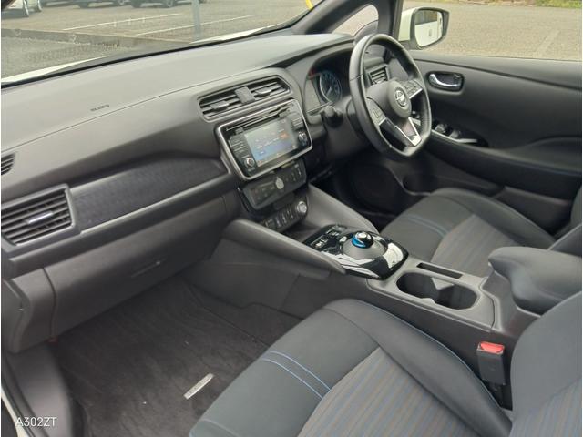 リーフ Ｘ　Ｃａｒｐｌａｙ　障害物センサー　純正ナビ　フルセグ　Ｂカメ　Ｂｌｕｅｔｏｏｔｈ　ＵＳＢ　ＥＴＣ　シートヒーター　ステアリングヒーター　オートライト　クルコン　スマートキー　ＰＵＳＨスタート　社外アルミ（16枚目）
