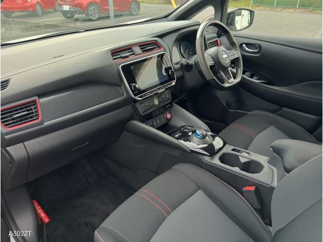 リーフ ニスモ　プロパイロットパーキング　駐車支援　ＢＳＭ　障害物センサー　Ｃａｒｐｌａｙ　ＥＴＣ２．０　全周囲カメラ　純正ナビ　ＨＤＭＩ　ＵＳＢ　シートヒーター　ＬＥＤヘッド　前フォグ　ＰＵＳＨスタート　純正アルミ（17枚目）