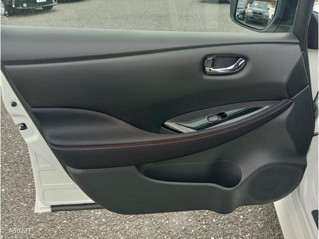 リーフ ニスモ　プロパイロットパーキング　駐車支援　ＢＳＭ　障害物センサー　Ｃａｒｐｌａｙ　ＥＴＣ２．０　全周囲カメラ　純正ナビ　ＨＤＭＩ　ＵＳＢ　シートヒーター　ＬＥＤヘッド　前フォグ　ＰＵＳＨスタート　純正アルミ（49枚目）