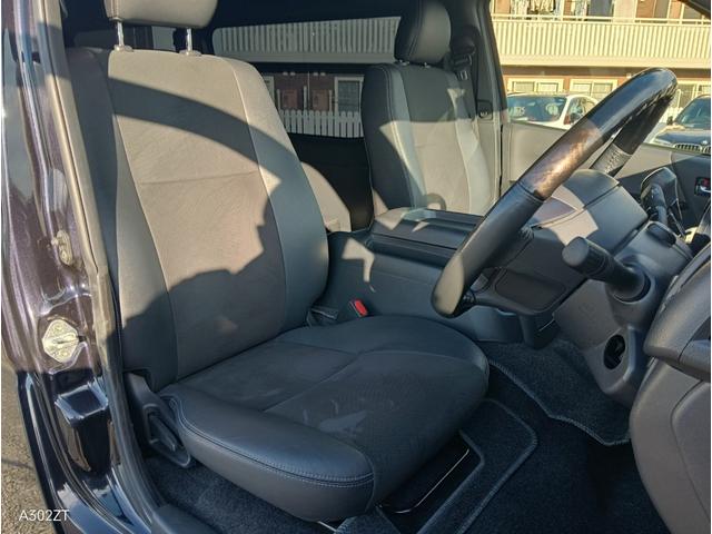 ハイエースバン スーパーＧＬ　ダークプライムＩＩ　１オーナー　ＴＴＳ　両側パワスラ障害物センサー　全周囲カメラ　デジタルインナーミラー　純正ナビ　Ｂカメラ　ＨＤＭＩ　ＵＳＢ　ＡＣ１００Ｖ　ＬＥＤヘッド　フォグ　ＥＴＣ　車線逸脱警告　２２０ブラック（42枚目）