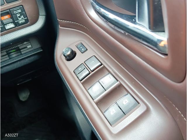 エスクァイア ハイブリッドGi 7人乗り TRDエアロ フリップダウンモニター 両側電動スラ レザーシート シートヒーター クルコン 純正ナビ フルセグ Bluetooth CD DVD ETC LEDヘッド 衝突軽減ブレ 禁煙車(22枚目)