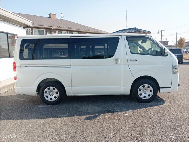 ハイエースバン スーパーＧＬ　ダークプライム　ワンオーナー　両側小窓付きスライドドア　ＥＴＣ２．０　純正ナビ　フルセグ　Ｂカメ　Ｂｌｕｅｔｏｏｔｈ　ＣＤ　ＤＶＤ　ハーフレザー　オートライト　ＬＥＤヘッド　前フォグ　衝突軽減ブレ　ＰＵＳＨスタート（8枚目）