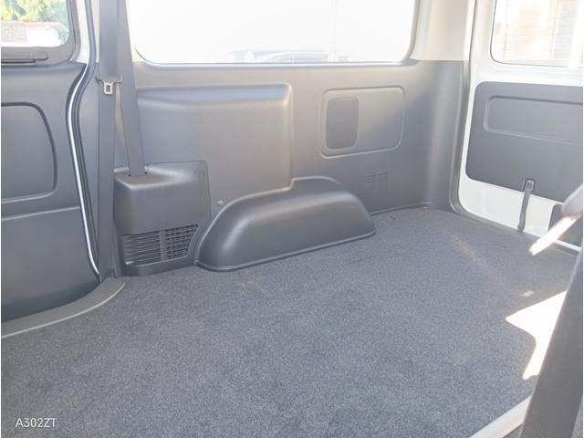 ハイエースバン スーパーＧＬ　ダークプライム　ワンオーナー　両側小窓付きスライドドア　ＥＴＣ２．０　純正ナビ　フルセグ　Ｂカメ　Ｂｌｕｅｔｏｏｔｈ　ＣＤ　ＤＶＤ　ハーフレザー　オートライト　ＬＥＤヘッド　前フォグ　衝突軽減ブレ　ＰＵＳＨスタート（18枚目）