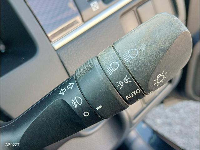 カムリ ハイブリッド　Ｇパッケージ　後期型　純正ナビ　フルセグ　Ｂカメ　ＥＴＣ　Ｂｌｕｅｔｏｏｔｈ　ＵＳＢ　電動シート　クルコン　衝突軽減ブレ　オートライト　前フォグ　左右独立エアコン　スマートキー　ＰＵＳＨスタート　純正アルミ　禁煙車（27枚目）