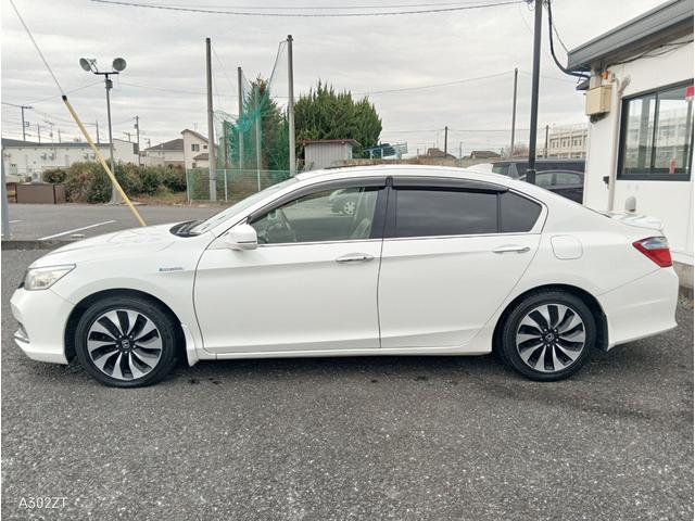 アコードハイブリッド ＥＸ　サンルーフ　黒革シート　シートヒーター　クルコン　衝突軽減ブレーキ　ＬＥＤヘッド　前フォグ　純正ナビ　Ｂカメ　フルセグ　Ｂｌｕｅｔｏｏｔｈ　ＥＴＣ　ＵＳＢ　電動シート　ＰＵＳＨスタート　禁煙車（10枚目）