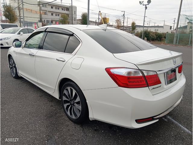 アコードハイブリッド ＥＸ　サンルーフ　黒革シート　シートヒーター　クルコン　衝突軽減ブレーキ　ＬＥＤヘッド　前フォグ　純正ナビ　Ｂカメ　フルセグ　Ｂｌｕｅｔｏｏｔｈ　ＥＴＣ　ＵＳＢ　電動シート　ＰＵＳＨスタート　禁煙車（13枚目）