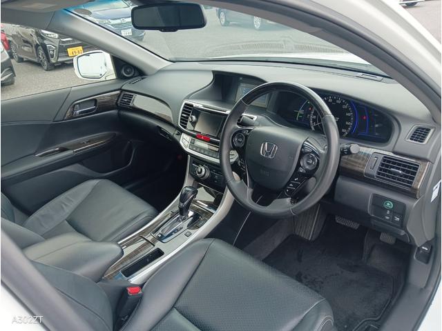 アコードハイブリッド ＥＸ　サンルーフ　黒革シート　シートヒーター　クルコン　衝突軽減ブレーキ　ＬＥＤヘッド　前フォグ　純正ナビ　Ｂカメ　フルセグ　Ｂｌｕｅｔｏｏｔｈ　ＥＴＣ　ＵＳＢ　電動シート　ＰＵＳＨスタート　禁煙車（14枚目）