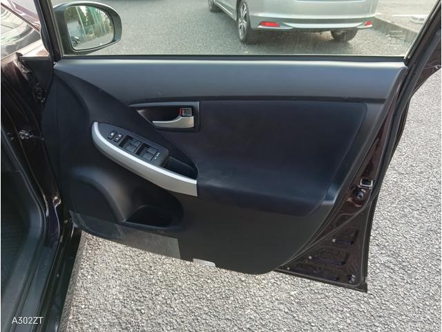 プリウス Ｓ　純正ナビ　バックカメラ　Ｂｌｕｅｔｏｏｔｈ　ＴＶ　バックカメラ　ＥＴＣ　ＬＥＤヘッド　オートライト　スマートキー　ＰＵＳＨスタート　純正アルミ（33枚目）