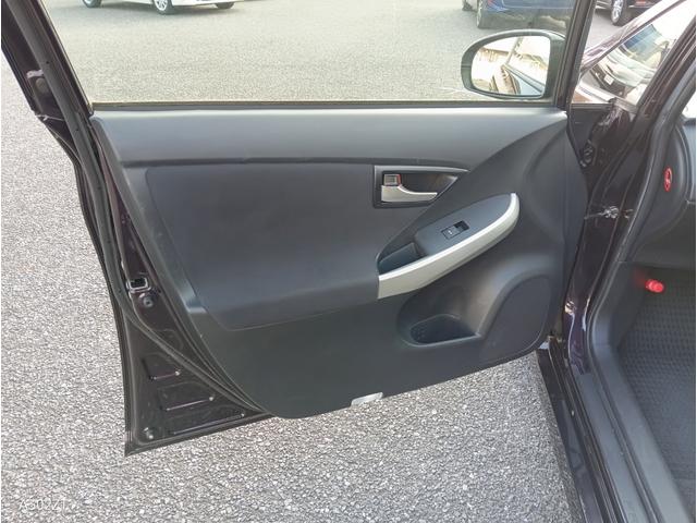 プリウス Ｓ　純正ナビ　バックカメラ　Ｂｌｕｅｔｏｏｔｈ　ＴＶ　バックカメラ　ＥＴＣ　ＬＥＤヘッド　オートライト　スマートキー　ＰＵＳＨスタート　純正アルミ（39枚目）