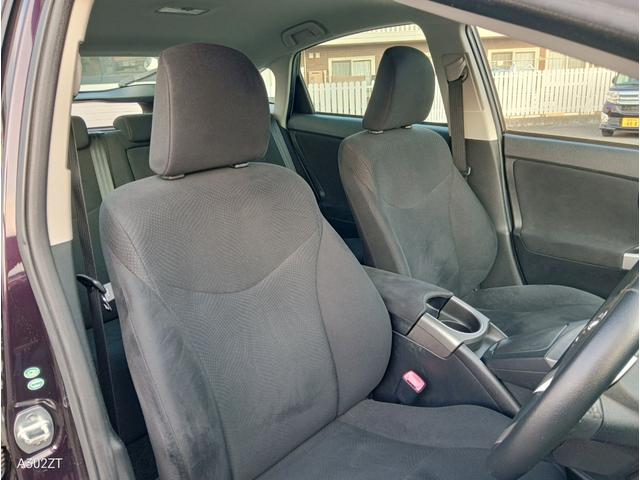 プリウス Ｓ　純正ナビ　バックカメラ　Ｂｌｕｅｔｏｏｔｈ　ＴＶ　バックカメラ　ＥＴＣ　ＬＥＤヘッド　オートライト　スマートキー　ＰＵＳＨスタート　純正アルミ（48枚目）