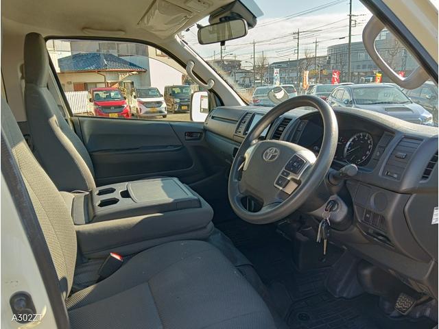 ハイエースバン ロングＤＸ　トヨタセーフティーセンス　リアクーラー　ＳＤナビＴＶ　Ｂｌｕｅｔｏｏｔｈ　ＥＴＣ　ＬＥＤヘッドライト　新品タイヤ　車線逸脱警告　プリクラッシュセーフティー　コーナーセンサー　禁煙車（11枚目）