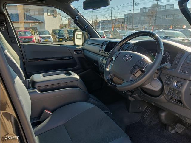 ハイエースバン スーパーＧＬ　ダークプライムＩＩ　トヨタセーフティーセンス　衝突軽減ブレーキ　車線逸脱警告　クリアランスソナー　バックカメラ　ＬＥＤライト　フォグ　ＡＣ１００Ｖ　禁煙車　アルミホイール　スペアキー　ハーフレザーシート　ターボ（12枚目）