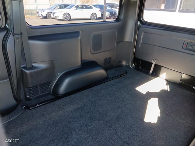 ハイエースバン スーパーＧＬ　ダークプライムＩＩ　トヨタセーフティーセンス　衝突軽減ブレーキ　車線逸脱警告　クリアランスソナー　バックカメラ　ＬＥＤライト　フォグ　ＡＣ１００Ｖ　禁煙車　アルミホイール　スペアキー　ハーフレザーシート　ターボ（17枚目）