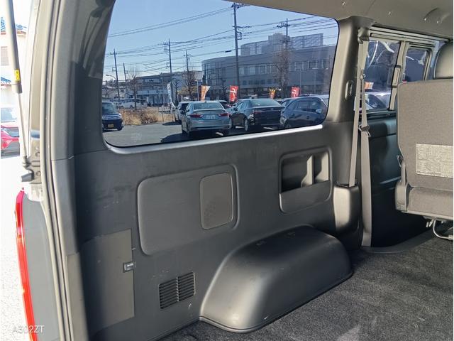 ハイエースバン スーパーＧＬ　ダークプライムＩＩ　トヨタセーフティーセンス　衝突軽減ブレーキ　車線逸脱警告　クリアランスソナー　バックカメラ　ＬＥＤライト　フォグ　ＡＣ１００Ｖ　禁煙車　アルミホイール　スペアキー　ハーフレザーシート　ターボ（61枚目）