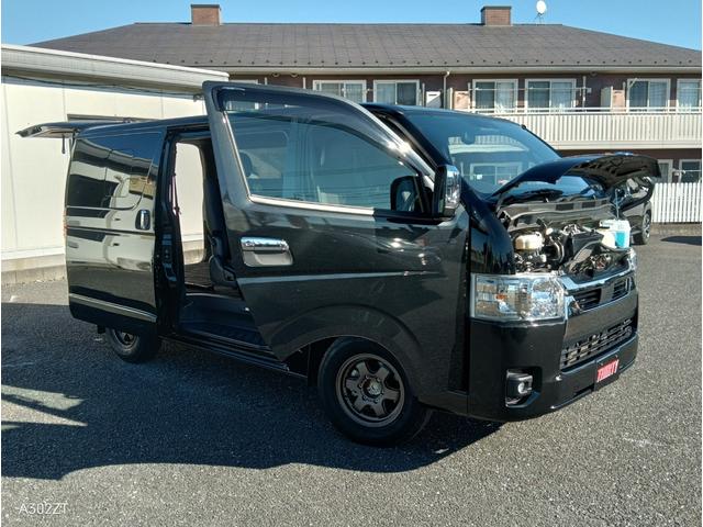 ハイエースバン スーパーＧＬ　ダークプライムＩＩ　トヨタセーフティーセンス　衝突軽減ブレーキ　車線逸脱警告　クリアランスソナー　バックカメラ　ＬＥＤライト　フォグ　ＡＣ１００Ｖ　禁煙車　アルミホイール　スペアキー　ハーフレザーシート　ターボ（62枚目）