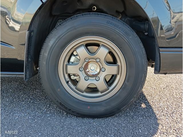 ハイエースバン スーパーＧＬ　ダークプライムＩＩ　トヨタセーフティーセンス　衝突軽減ブレーキ　車線逸脱警告　クリアランスソナー　バックカメラ　ＬＥＤライト　フォグ　ＡＣ１００Ｖ　禁煙車　アルミホイール　スペアキー　ハーフレザーシート　ターボ（63枚目）