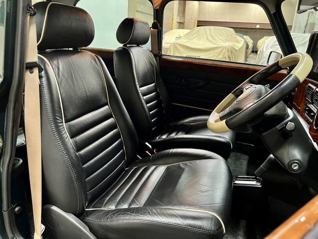 ＭＩＮＩ クーパー　ローバージャパン正規Ｄ車　運転席エアバック　右Ｈ４ＡＴ　専用ダブルピンストライプ／ホワイトルーフ＆ミラー／２灯Ｆフォグ／１２ＡＷ／ウォールナットＷ／ベージュ×ブラック本革内装　純正オーディオ＆クーラー（11枚目）