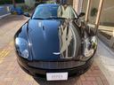 2003年のフランクフルトショーで登場したアストンマーティン「DB9」が2004年4月に日本国内でついに販売開始!今やアストンマーティンの代名詞とも言えるやや斜め上方に開くドアはこのDB9から採用◎
