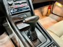 スムーズな水冷V8エンジンを搭載する928は空冷水平対向6気筒エンジンの911に比べてロードノイズのレベルが格段に低く走行特性も大幅に向上◎メルセデス・ベンツ製のオートマチック採用により信頼性も高い!