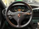3本スポークスポーツステアリングは皮脂汚れ等の使用感が少なくレザーの状態も良好◎ルーフはスポーティなアルカンターラで仕上げられ垂れ・汚れは無!攻撃的な外装に反し内装は黒で統一された落ち着きのある空間◎