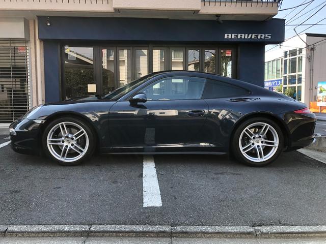 ９１１カレラ４　ＰＤＫ　左ハンドル　ブルーレザーシート　シートヒーター　ナビ　バックカメラ　ＥＴＣ　ドライブレコーダー　デイライト　１９インチＡＷ　オートエアコン　電動格納ミラー　ＨＩＤヘッドライト　ユーザー買取車(5枚目)