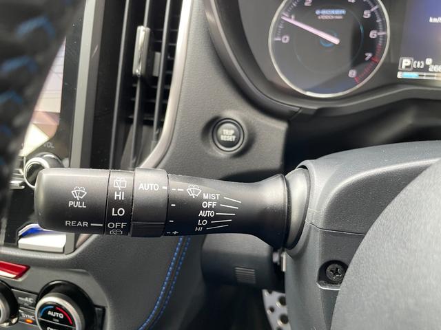 ＸＶ アドバンス　ワンオーナー　後期モデル　ブルーレザー　シートヒーター　パナソニック８インチビルトインナビ　バックカメラ　サイドカメラ　ＥＴＣ２．０　ドライブレコーダー　ブラインドスポット　ＡＶＨ　１８インチＡＷ（12枚目）