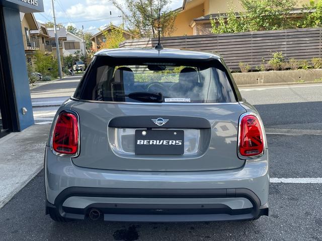 ＭＩＮＩ ワン　クラシック・トリム　ワンオーナー　デジタルメーター　純正タッチパネルナビ　バックカメラ　ＥＴＣ　クルーズコントロール　ハーフレザーシート　１５インチＡＷ　コンフォートアクセス　ＬＥＤヘッドライト（4枚目）