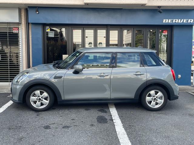 ＭＩＮＩ ワン　クラシック・トリム　ワンオーナー　デジタルメーター　純正タッチパネルナビ　バックカメラ　ＥＴＣ　クルーズコントロール　ハーフレザーシート　１５インチＡＷ　コンフォートアクセス　ＬＥＤヘッドライト（5枚目）