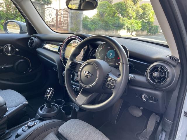 ＭＩＮＩ ワン　クラシック・トリム　ワンオーナー　デジタルメーター　純正タッチパネルナビ　バックカメラ　ＥＴＣ　クルーズコントロール　ハーフレザーシート　１５インチＡＷ　コンフォートアクセス　ＬＥＤヘッドライト（6枚目）