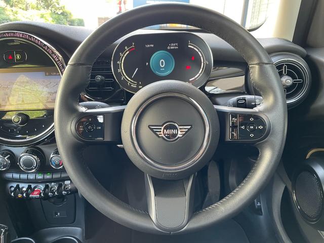 ＭＩＮＩ ワン　クラシック・トリム　ワンオーナー　デジタルメーター　純正タッチパネルナビ　バックカメラ　ＥＴＣ　クルーズコントロール　ハーフレザーシート　１５インチＡＷ　コンフォートアクセス　ＬＥＤヘッドライト（8枚目）
