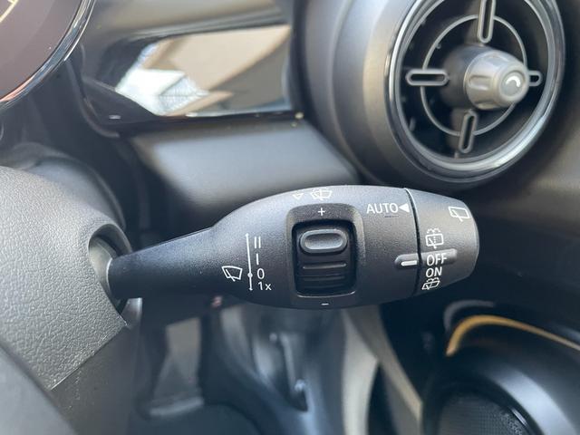 ＭＩＮＩ ワン　クラシック・トリム　ワンオーナー　デジタルメーター　純正タッチパネルナビ　バックカメラ　ＥＴＣ　クルーズコントロール　ハーフレザーシート　１５インチＡＷ　コンフォートアクセス　ＬＥＤヘッドライト（12枚目）
