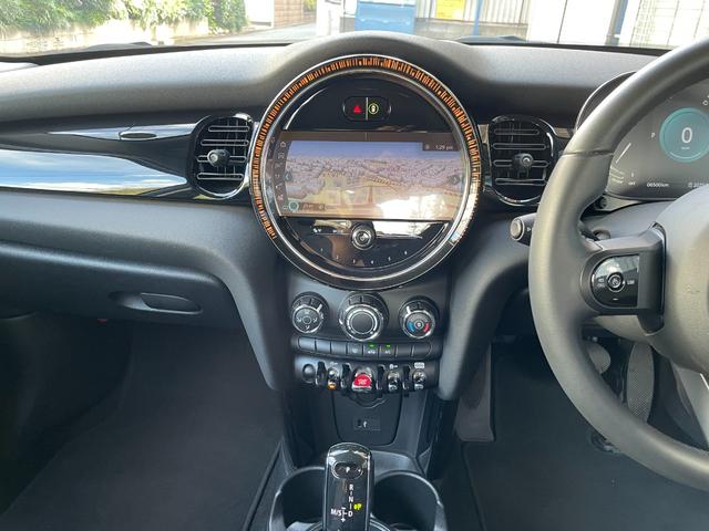 ＭＩＮＩ ワン　クラシック・トリム　ワンオーナー　デジタルメーター　純正タッチパネルナビ　バックカメラ　ＥＴＣ　クルーズコントロール　ハーフレザーシート　１５インチＡＷ　コンフォートアクセス　ＬＥＤヘッドライト（14枚目）