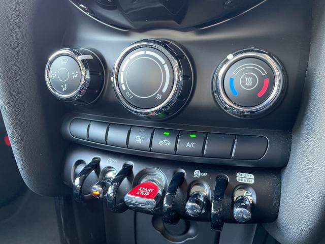ＭＩＮＩ ワン　クラシック・トリム　ワンオーナー　デジタルメーター　純正タッチパネルナビ　バックカメラ　ＥＴＣ　クルーズコントロール　ハーフレザーシート　１５インチＡＷ　コンフォートアクセス　ＬＥＤヘッドライト（18枚目）