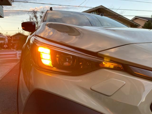 クロストレック リミテッド　登録済未使用車　ルーフレール　１１．６インチナビ　３６０°カメラ　純正フロアマット　シートヒーター　ステアリングヒーター　パワーシート　ブラインドスポットモニター　ＬＥＤヘッドライト　１８インチＡＷ（12枚目）