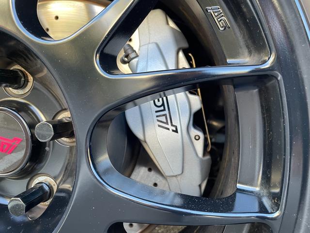 ＷＲＸ ＳＴＩ タイプＲＡ－Ｒ　ワンオーナー　５００台限定車　ＰＲＯＶＡカスタム　ＶＡＲＩＳカーボンボンネット／エアロ／ＧＴウィング　フジツボチタンマフラー　レカロＲＳ－Ｇ　オーリンズ車高調　ブレンボキャリパー　ＢＢＳ１８ＡＷ（39枚目）