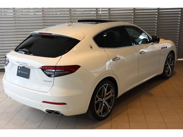 レヴァンテ ＧＴハイブリッド　コンフォートパッケージ　フル・プレミアムレザー（ネロ）　スポーツシート　Ｂ＆Ｗサウンドシステム　リアドア拡張キーレス　パノラマガラスサンルーフ　ブラック・キャリパー　２１ＡＷ（ヘリオス）（3枚目）