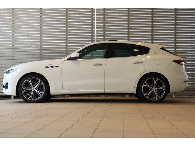 レヴァンテ ＧＴハイブリッド　コンフォートパッケージ　フル・プレミアムレザー（ネロ）　スポーツシート　Ｂ＆Ｗサウンドシステム　リアドア拡張キーレス　パノラマガラスサンルーフ　ブラック・キャリパー　２１ＡＷ（ヘリオス）（4枚目）