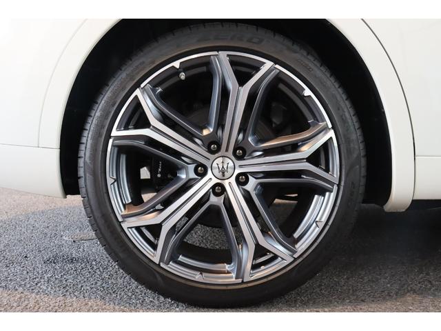 レヴァンテ ＧＴハイブリッド　コンフォートパッケージ　フル・プレミアムレザー（ネロ）　スポーツシート　Ｂ＆Ｗサウンドシステム　リアドア拡張キーレス　パノラマガラスサンルーフ　ブラック・キャリパー　２１ＡＷ（ヘリオス）（11枚目）