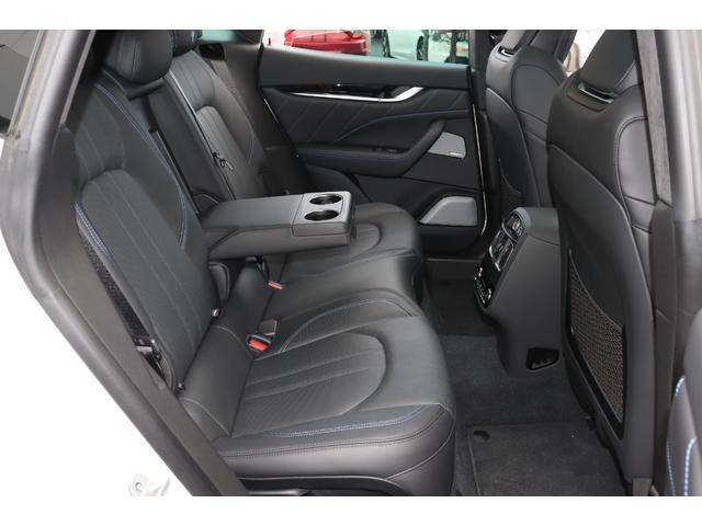 レヴァンテ ＧＴハイブリッド　コンフォートパッケージ　フル・プレミアムレザー（ネロ）　スポーツシート　Ｂ＆Ｗサウンドシステム　リアドア拡張キーレス　パノラマガラスサンルーフ　ブラック・キャリパー　２１ＡＷ（ヘリオス）（23枚目）