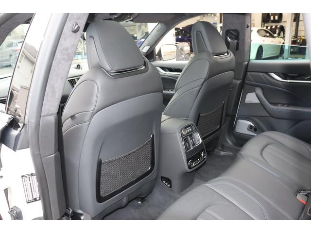 レヴァンテ ＧＴハイブリッド　コンフォートパッケージ　フル・プレミアムレザー（ネロ）　スポーツシート　Ｂ＆Ｗサウンドシステム　リアドア拡張キーレス　パノラマガラスサンルーフ　ブラック・キャリパー　２１ＡＷ（ヘリオス）（25枚目）