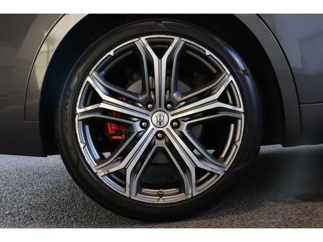 レヴァンテ Ｓグランスポーツ　フル・ナチュラルドリルドレザー（ロッソ）　Ｆシートベンチレーション　ハイグロス・カーボントリム・カーボンパドルシフト　４ゾーンＡ／Ｃ・ハーマンＫ　パノラマＳＲ　２１ＡＷ（ヘリオス）（12枚目）