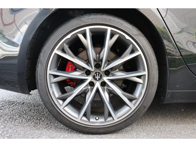 ギブリ ＧＴハイブリッド　ワンオーナー　ツーリングＰ　フル・プレミアムレザー（ロッソ）前後シートヒーター　ヘッドレスト・トライデントステッチ　サラウンドビューカメラ　ガラスＳＲ・レッド・キャリパー　２０ＡＷ（テゼオ）（12枚目）