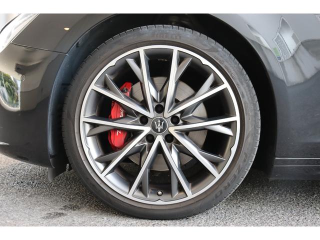 ギブリ ＧＴハイブリッド　ワンオーナー　ツーリングＰ　フル・プレミアムレザー（ロッソ）前後シートヒーター　ヘッドレスト・トライデントステッチ　サラウンドビューカメラ　ガラスＳＲ・レッド・キャリパー　２０ＡＷ（テゼオ）（13枚目）