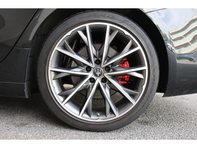 ギブリ ＧＴハイブリッド　ワンオーナー　ツーリングＰ　フル・プレミアムレザー（ロッソ）前後シートヒーター　ヘッドレスト・トライデントステッチ　サラウンドビューカメラ　ガラスＳＲ・レッド・キャリパー　２０ＡＷ（テゼオ）（14枚目）