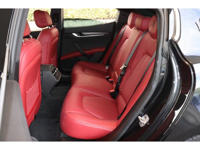 ギブリ ＧＴハイブリッド　ワンオーナー　ツーリングＰ　フル・プレミアムレザー（ロッソ）前後シートヒーター　ヘッドレスト・トライデントステッチ　サラウンドビューカメラ　ガラスＳＲ・レッド・キャリパー　２０ＡＷ（テゼオ）（28枚目）